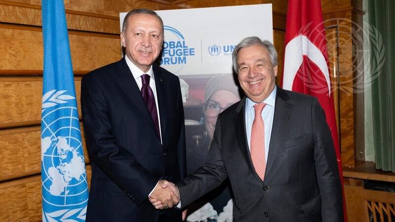 Den tyrkiske præsident, Recep Tayyip Erdoğan (t.v.), støtter Aserbajdsjan i konflikten, mens FN's generalsekretær, Antonio Guterres (t.h.) ønsker en fredelig, fremforhandlet løsning. Foto: UN Photo/Jean-Marc Ferré.